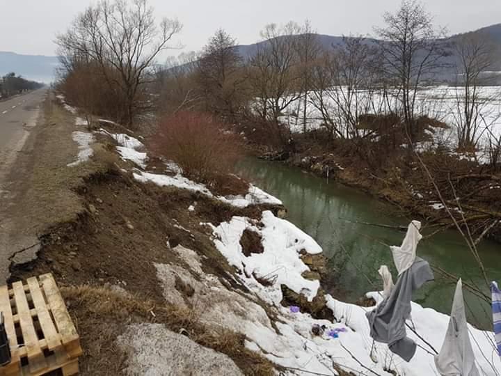 На Закарпатті через зсув ґрунту пошкоджена дорога «Перечин — Свалява»