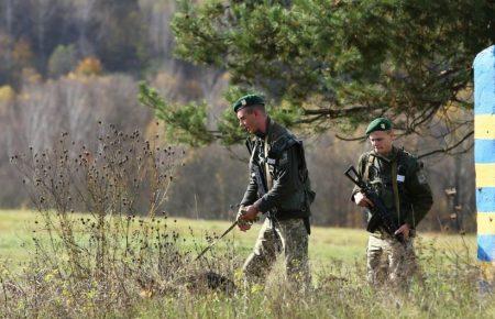 На кордоні з Румунією прикордонники застосували зброю, аби затримати групу з понад 10 людей