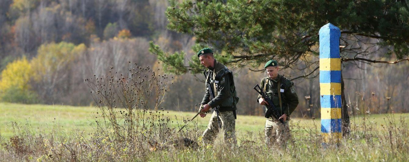 На кордоні з Румунією прикордонники застосували зброю, аби затримати групу з понад 10 людей