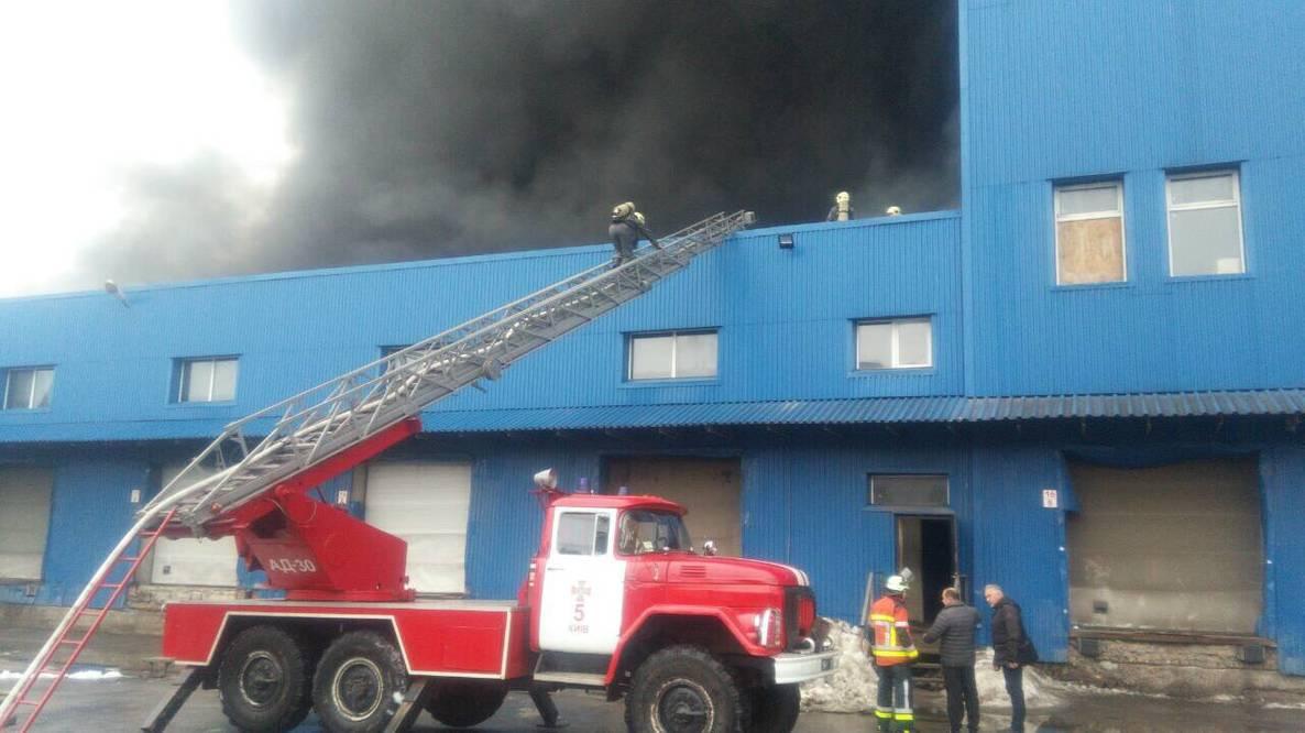 Пожежа на складах у Києві: вогонь охопив 7 тисяч кв. м., ніхто не постраждав