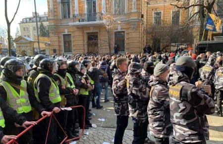 Сутички під час акції протесту під Адміністрацією президента: троє правоохоронців дістали поранення