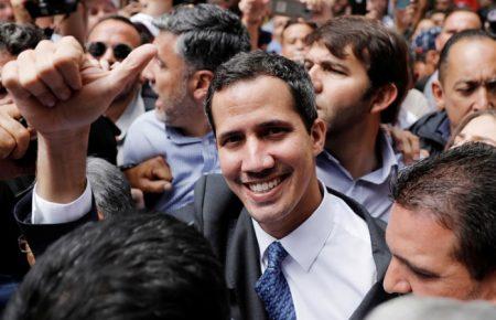 Лідер опозиції Гуайдо заявив, що повертається у Венесуелу