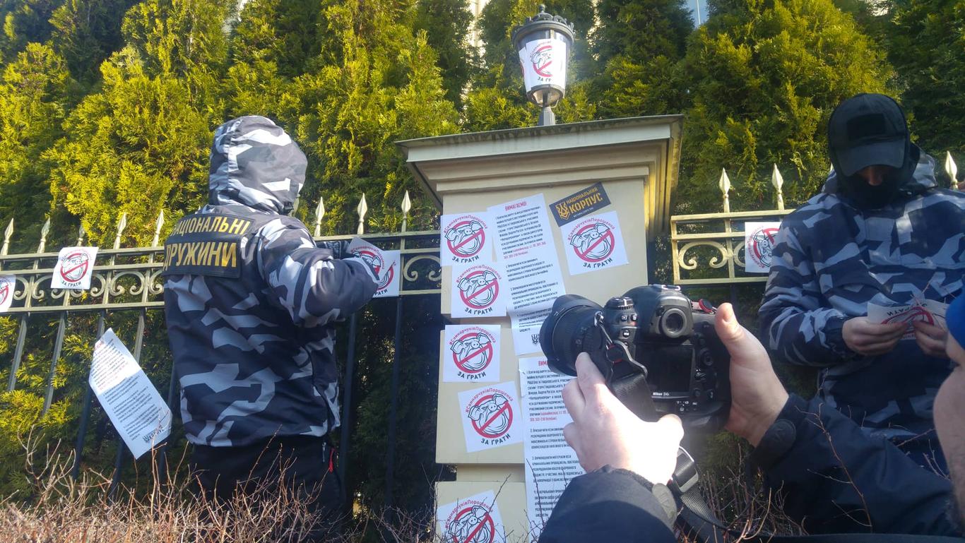 Представники Нацкорпусу та Нацдружини влаштували акцію протесту під будинком Гладковського