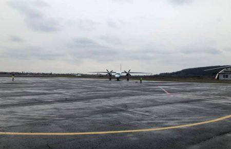 В аеропорті Ужгорода вперше після перерви у понад 2 роки приземлився літак