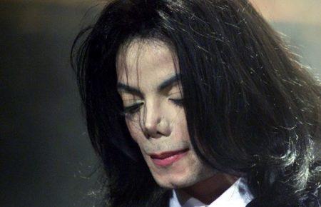 Низка радіостанцій у різних країнах відмовилися ставити в ефір пісні Майкла Джексона