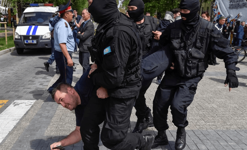 Протести проти перейменування Астани: десятки людей затримані