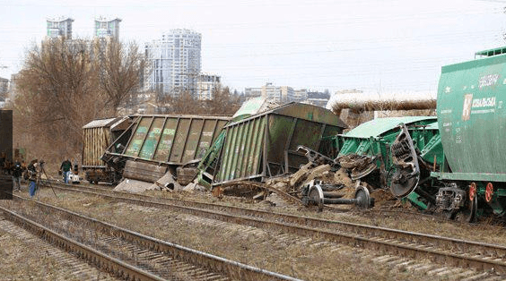 У Києві з рейок зійшли 7 вантажних вагонів