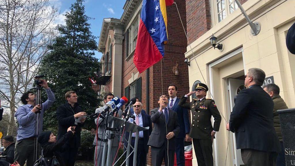 Представники лідера опозиції Венесуели зайняли дипустанови країни у США