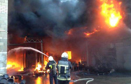 На Дніпропетровщині горить завод з виготовлення пластмаси: вогонь швидко поширюється (відео)