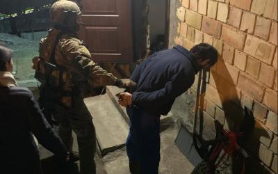 Начальник відділу СБУ та його підлеглі вимагали хабар у понад $100 000 — ДБР