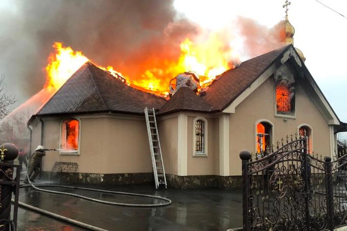 «Усередині весь був охоплений вогнем»: на Харківщині горів Свято-Миколаївський храм (відео)