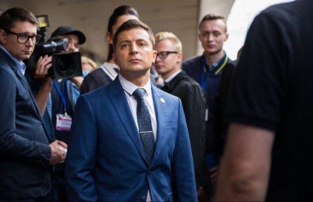 Зеленський звинуватив ЦВК у затягуванні оголошення результатів та заявив, що перегляне закон про мову — події 25 квітня