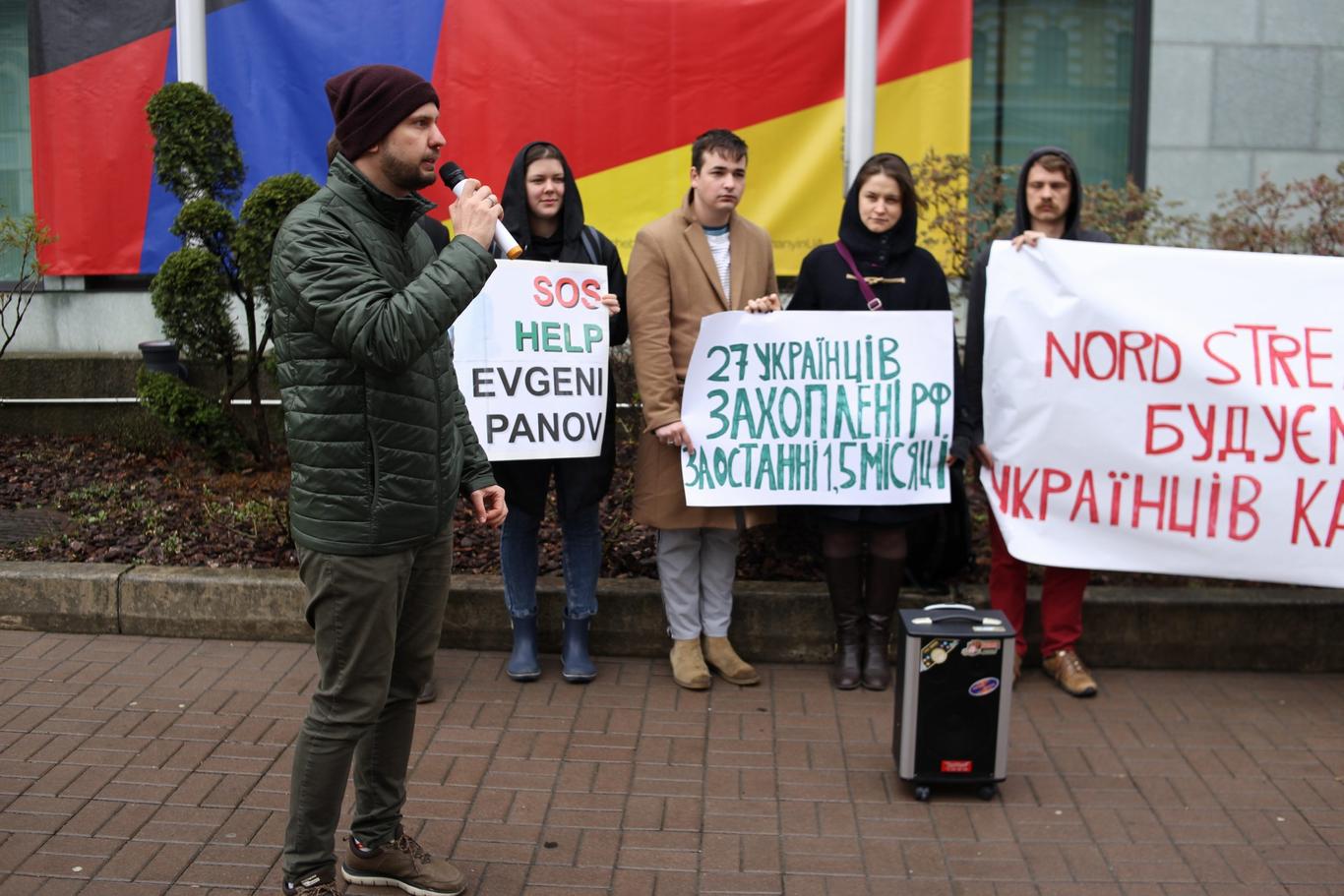 Родичі ув'язнених в РФ українців передали Меркель звернення з трьома пропозиціями (фото)