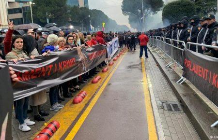 В Албанії протестувальники знову намагалися штурмувати парламент, є поранені