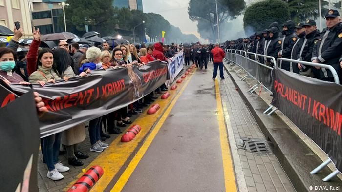 В Албанії протестувальники знову намагалися штурмувати парламент, є поранені