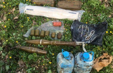 На Луганщині біля покинутого дитячого табору виявили схрон зброї — поліція (фото)