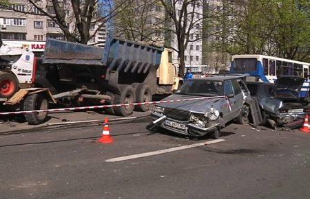 Масштабна ДТП у Дніпрі: одна людина у лікарні, пошкоджено 11 авто (фото)