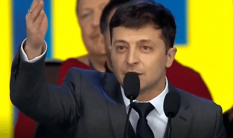 «Відчуваю себе трішки Вакарчуком»: Зеленський розпочав дебати на стадіоні