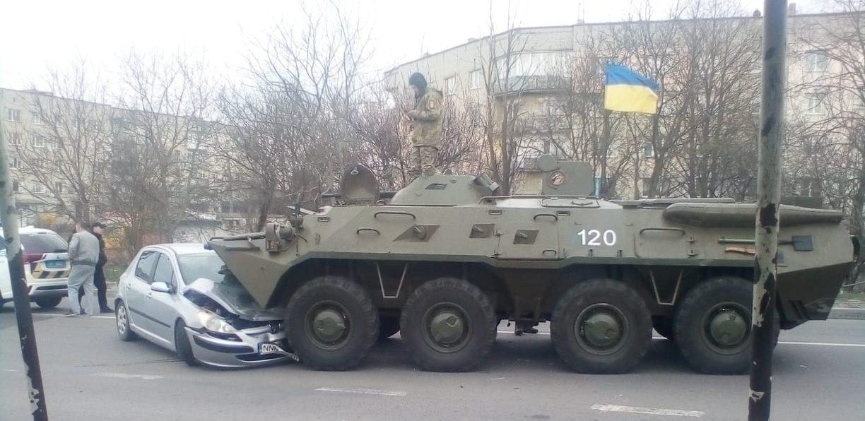 Відмовили гальма — поліція Рівненщини про причину ДТП за участі БТРу (фото)