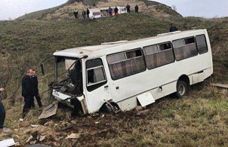 В окупованому Криму автобус злетів з дороги: одна людина загинула, ще одна —  у важкому стані