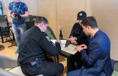 До Зеленського приїхала поліція через демонстрацію бюлетеня на дільниці, йому виписують штраф