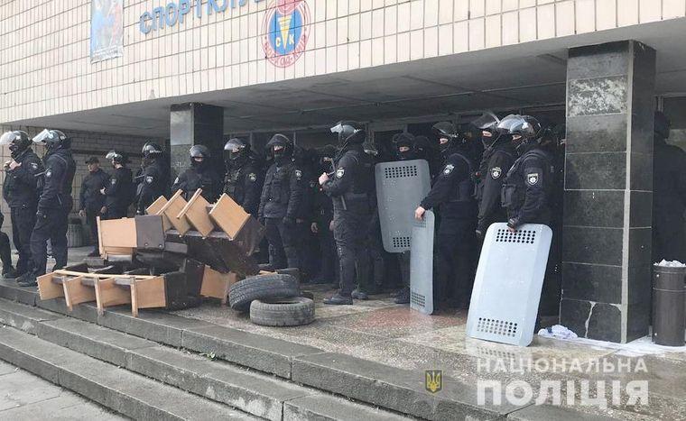 Поліція затримала у Києві 62 чоловіків, які намагалися захопити спорткомплекс