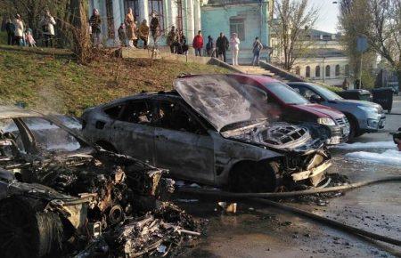 На Печерську у Києві невідомий спалив дві автівки