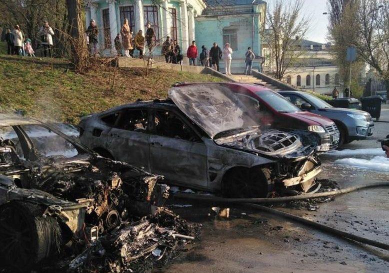 На Печерську у Києві невідомий спалив дві автівки