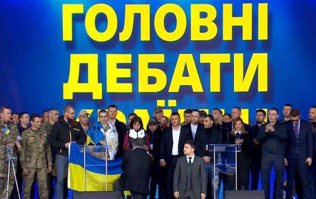 Порошенко і Зеленський стали на коліна під час дебатів