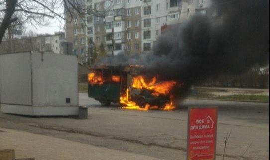 В окупованому Луганську згоріла маршрутка, одну людину шпиталізували