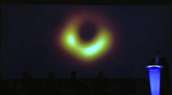 Вчені оприлюднили перше фото чорної діри