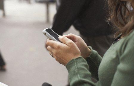 «Філателісти», «гусениці», «клубні»: на Луганщині жінка завуальовано передавала інформацію про українських військових бойовикам