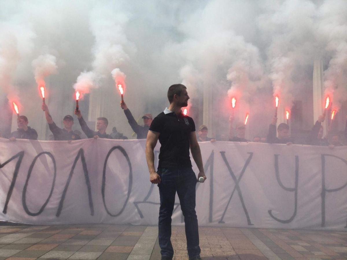 «Свобода», «Нацдружини» і «Нацкорпус» запалили фаєри під Радою (відео)