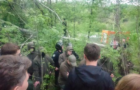 Сутички та перекриття вулиці: у Києві протестують проти забудови Протасового яру