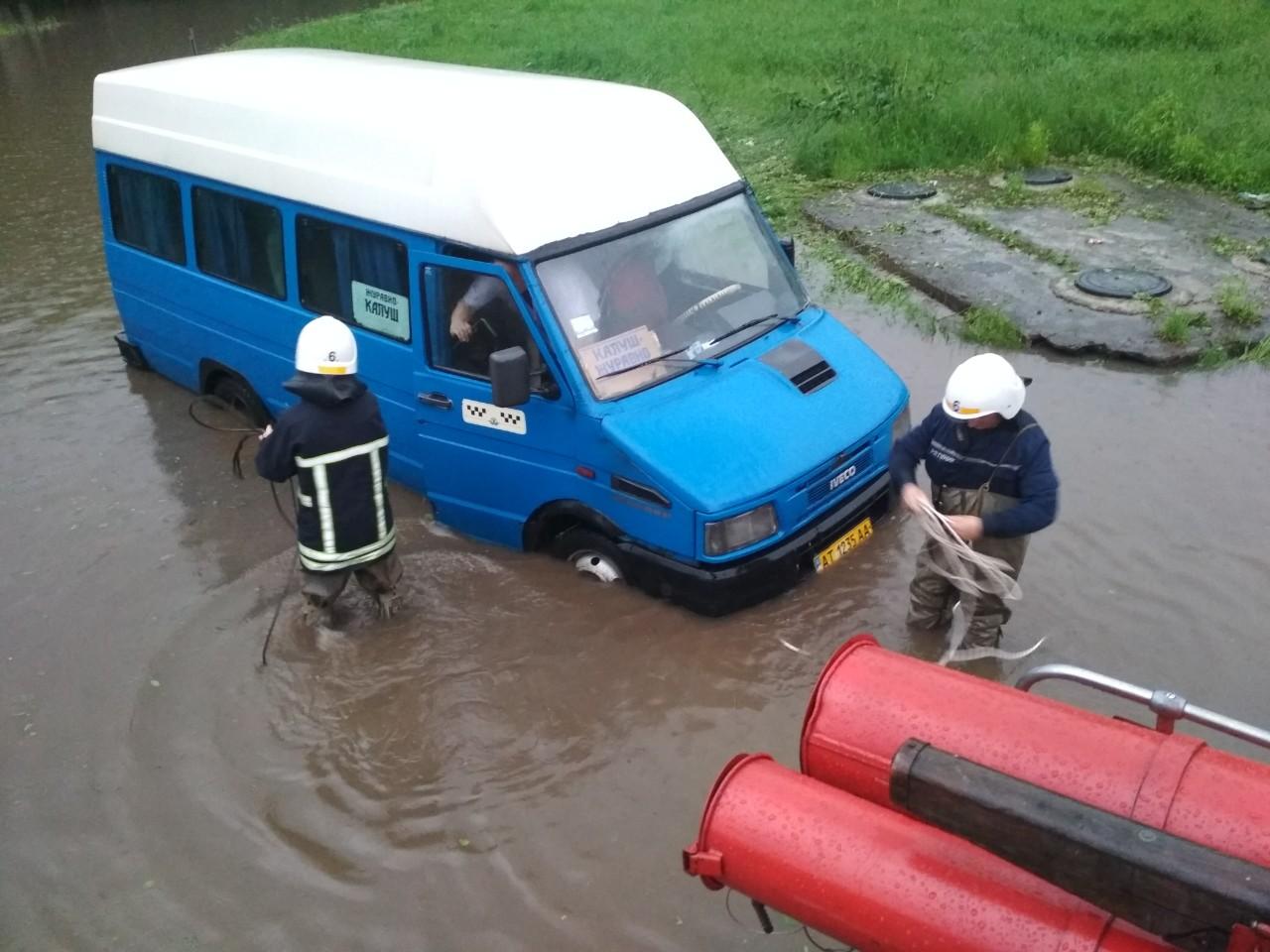 На Франківщині внаслідок негоди підтопило понад 3 тисячі подвір'їв (фото)