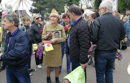 «Георгіївські» стрічки та пісні про Сталіна — «Безсмертний полк» у містах України