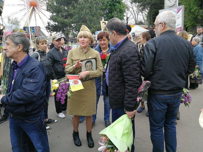 «Георгіївські» стрічки та пісні про Сталіна — «Безсмертний полк» у містах України