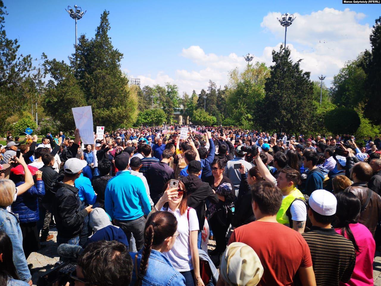 У Казахстані люди вийшли на мітинг із закликом бойкотувати вибори, ЗМІ повідомляють про десятки затриманих