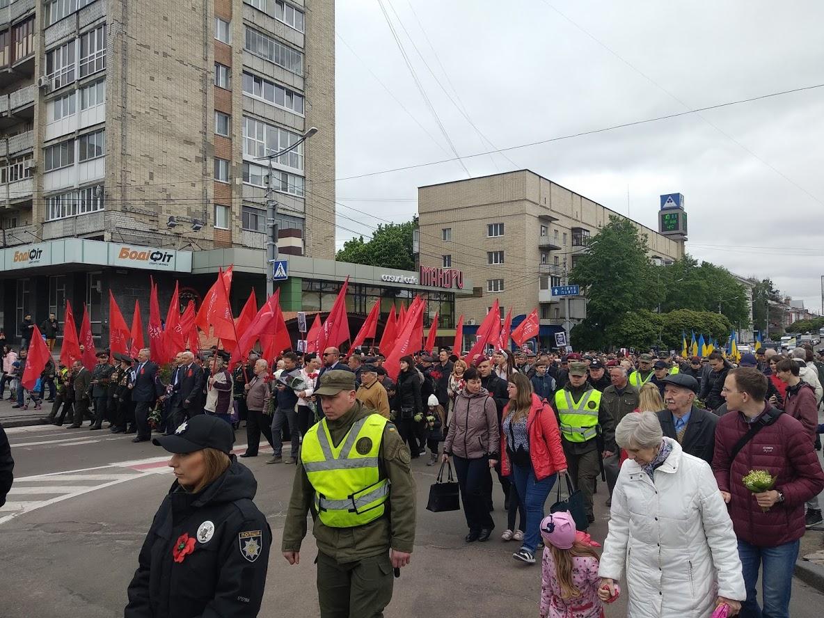 Червоні прапори, квіти та портрети загиблих бійців: у Житомирі відзначили 9 травня (фото)