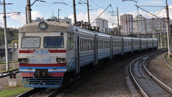 Більшість людей відвикли. Дехто і не знає, що ходять потяги, а, тим більше, електрички — провідник з Донеччини