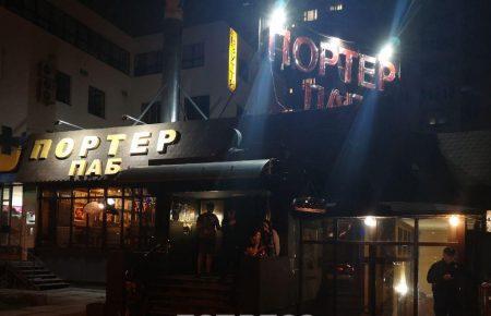 Під час стрілянини у пабі в Києві поранили журналіста (оновлено)