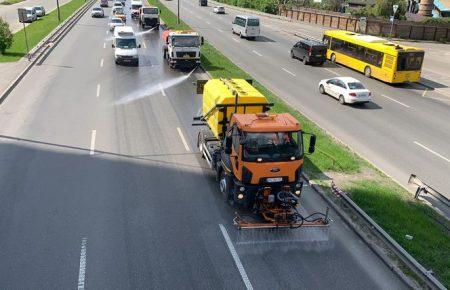 У Києві почали мити дороги із миючими засобами