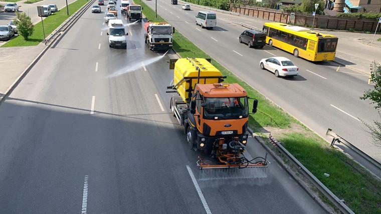 У Києві почали мити дороги із миючими засобами