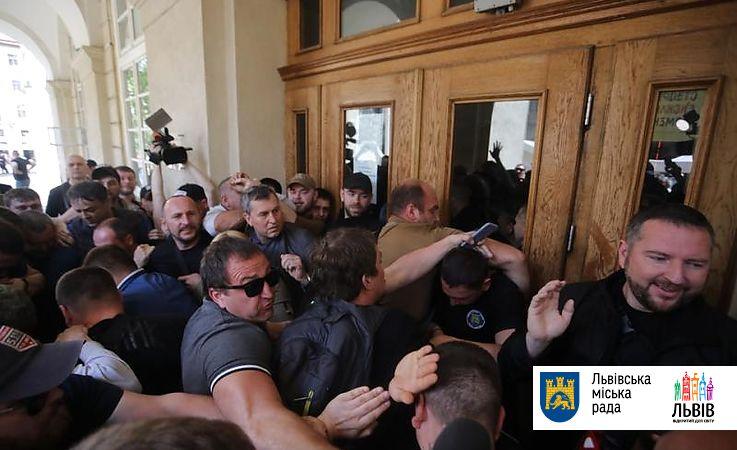 Під час заворушень біля Львівської міськради співробітниці стало зле, їй викликали швидку