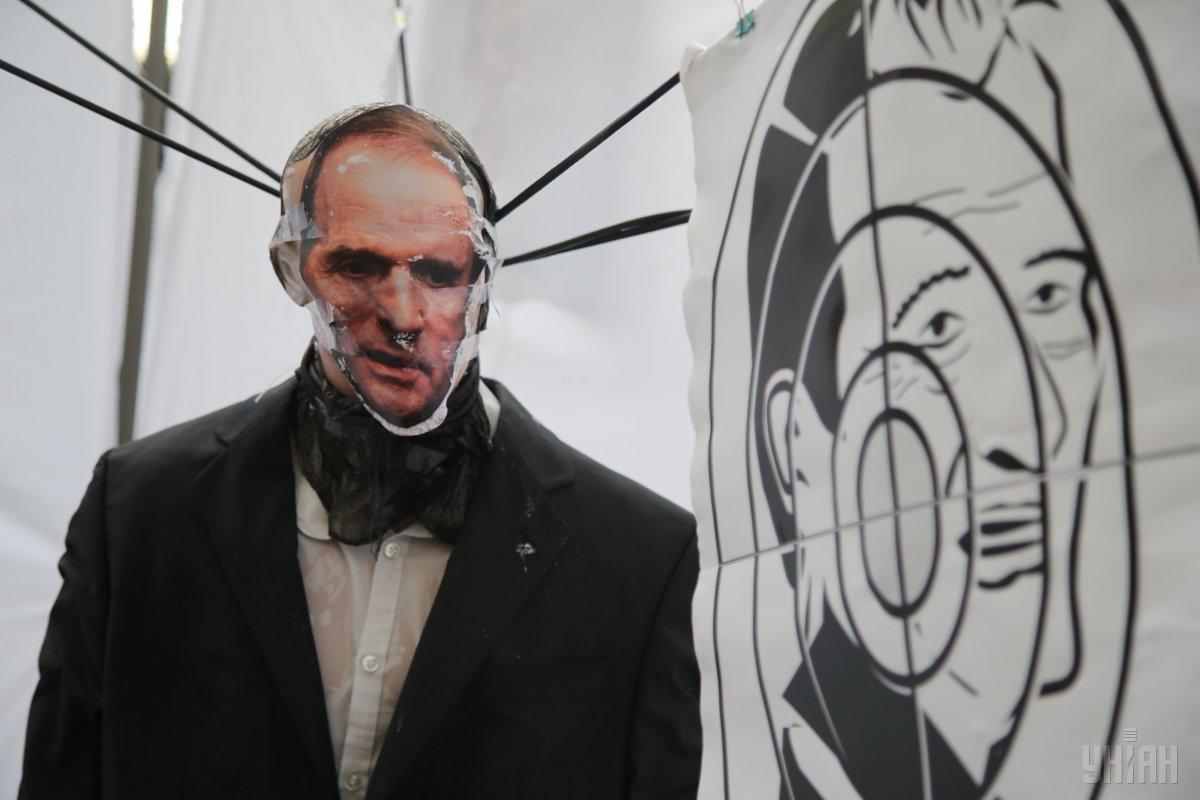 Протести на Банковій: біля Офісу президента провели мітинг «Хто такий Медведчук?» та акцію «Похорони Конституції»