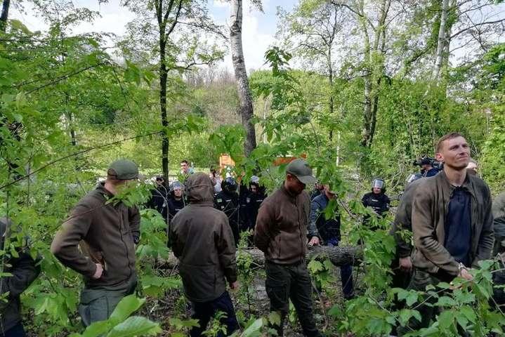 «Захистимо Протасів Яр»: близько 200 учасників прийшло висловити протест забудовнику