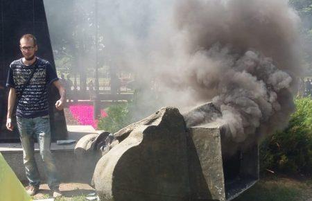 Повалення пам'ятника Жукову у Харкові: чому поліція проводила обшуки у активістів?