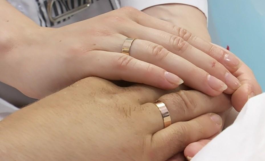 Дніпро: у реанімації лікарні ім. Мечникова одружився боєць, який два дні тому вийшов із коми (фото)