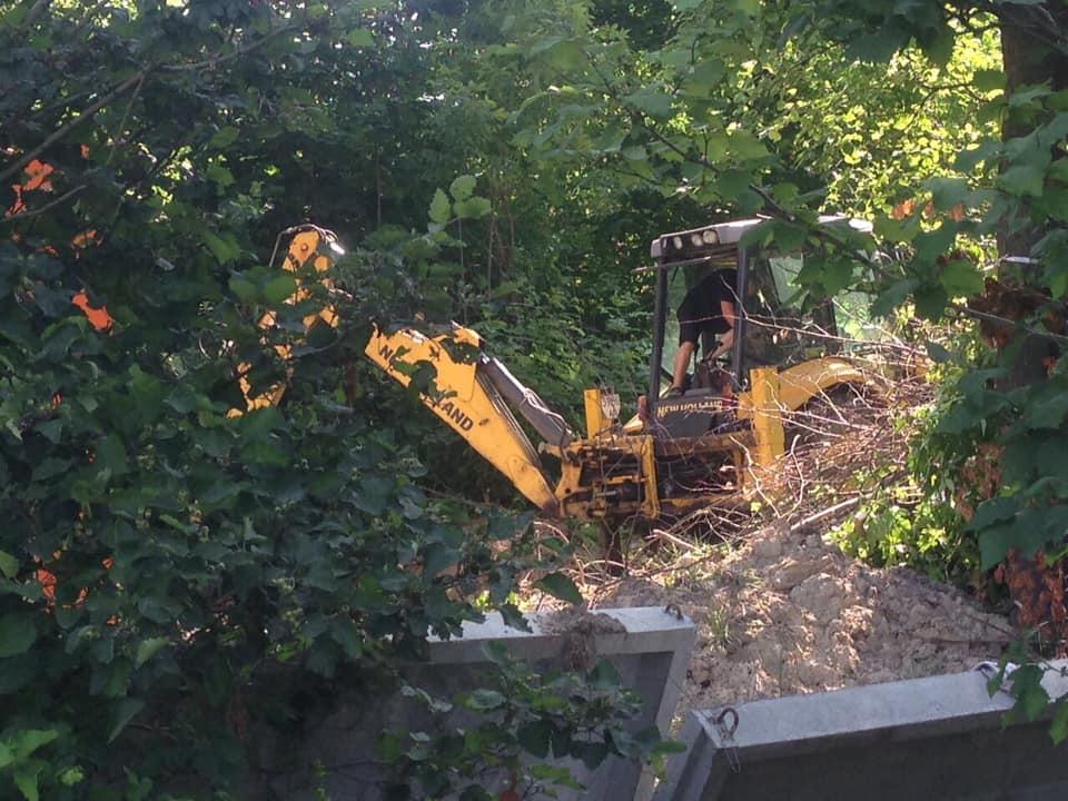 Пиляють та вивозять дерева: у Протасовому Яру сталася штовханина між активістами та забудовниками