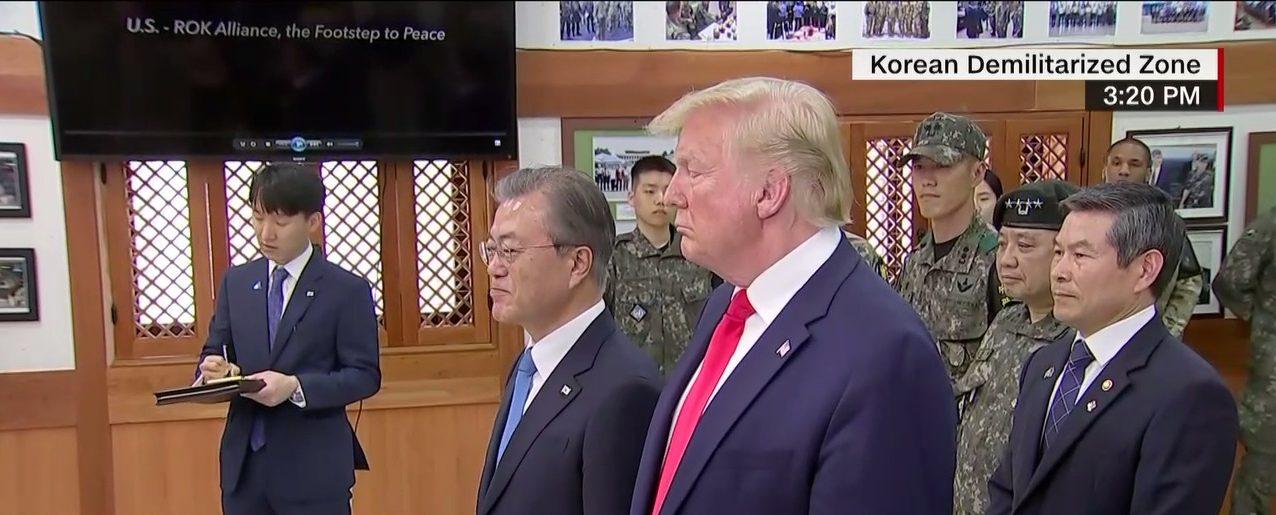 Трамп прибув до демілітаризованої зони Кореї, де має зустрітися з Кім Чен Ином